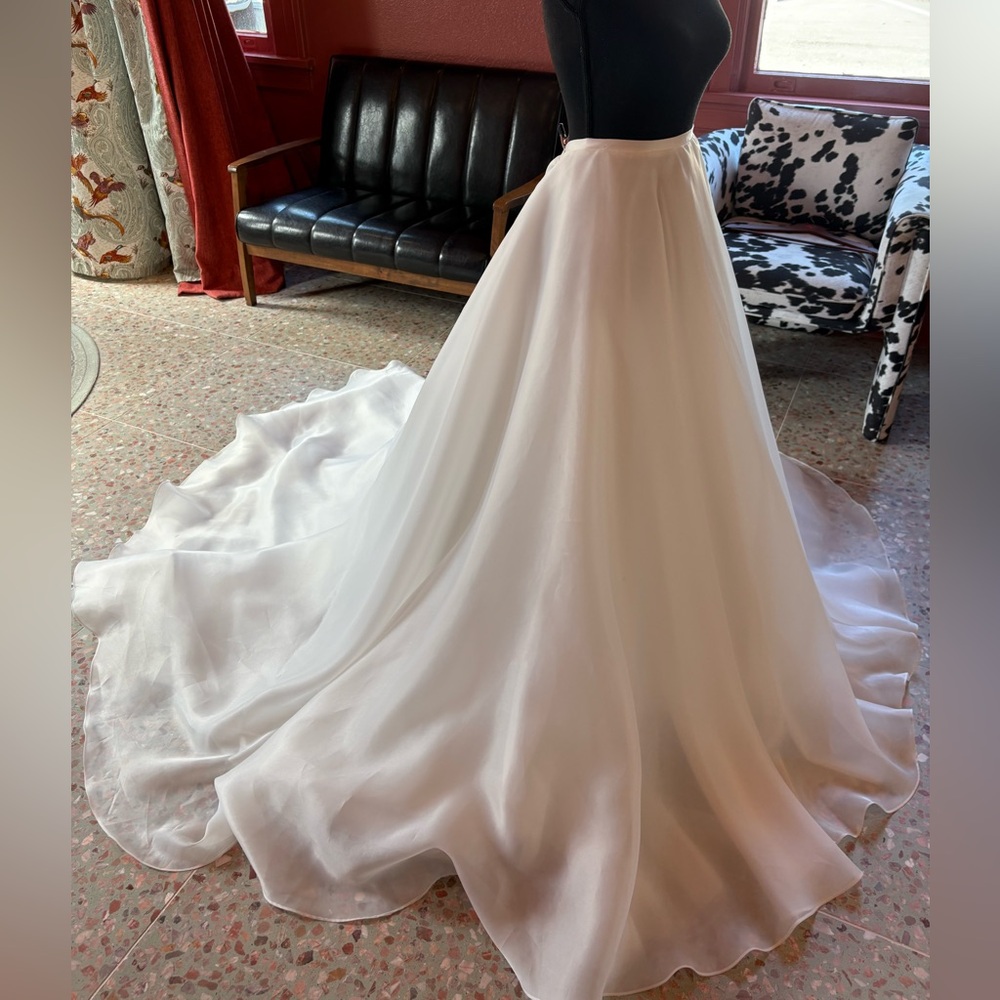 Mary Kate Overskirt- Innocentia - Picture 2 of 3